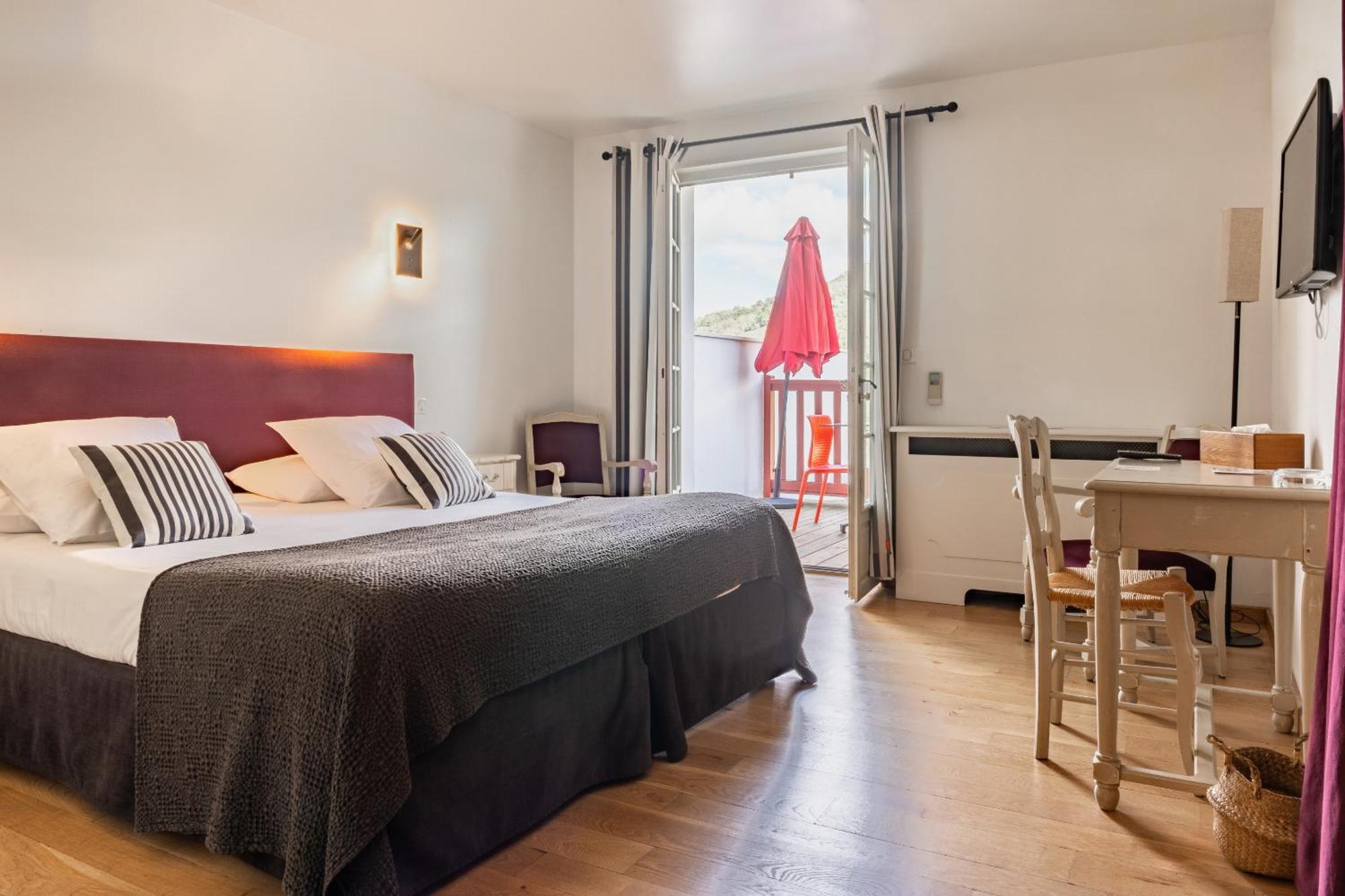 Hotel Restaurant & Spa La Maison Oppoca Ainhoa Room photo